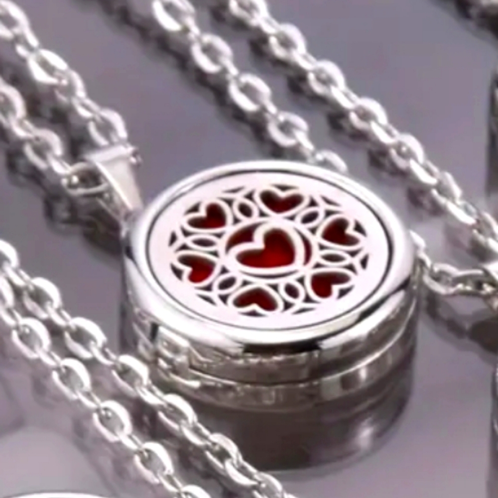NIB Aromatherapy Heart Pendant Necklace